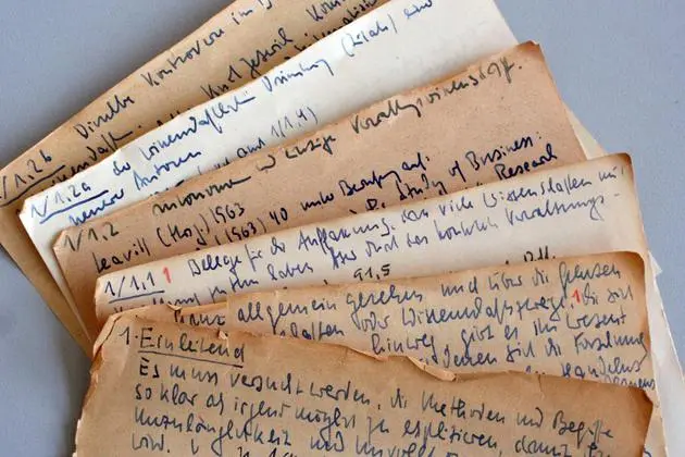 Um foto do primeiro bloco de notas que Luhmann adicionou à sua caixa, rotulo de número 1 no canto superior esquerdo.